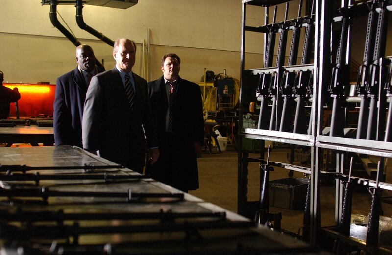 Um die Anzahl der im Umlauf befindlichen Handfeuerwaffen zu verringern, bietet die Stadt Philadelphia ein Paar Markenturnschuhe im Tausch gegen eine abgelieferte Waffe an. Det. Will Jeffries (Thom Barry, l.), Lt. John Stillman (John Finn, M.) und Det. Nick Vera (Jeremy Ratchford, r.) sehen sich in der Lagerhalle um. – Bild: Warner Bros. Television Lizenzbild frei