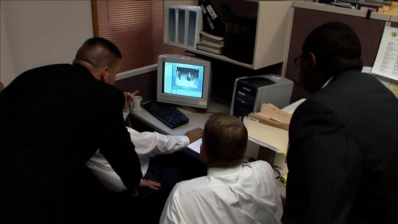 Die Ermittler sehen sich das Filmmaterial an. – Bild: Crime + Investigation /​ A+E Networks