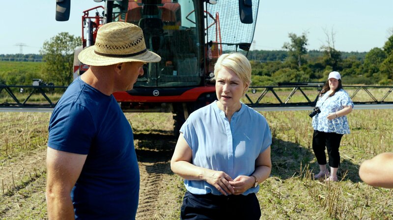 Für die NDR Story begleiteten Reporter Mecklenburg-Vorpommerns Ministerpräsidentin Manuela Schwesig (SPD) bei ihrer traditionellen Erntebereisung mit dem Bauernverband. – Bild: NDR/​Philipp Nöhr