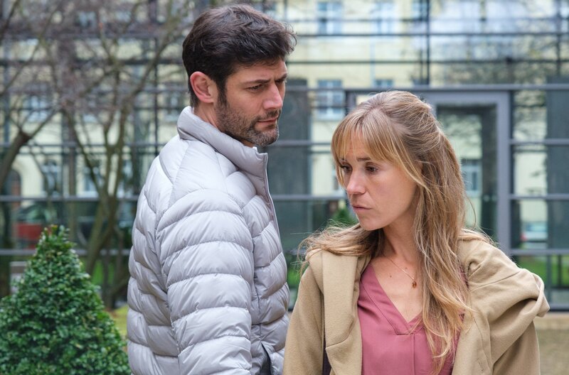 Darren Macneil (Raphael Klein) und Paula Griesam (Lea Fassbender) haben einiges zu besprechen. Doch als Darren alles gesagt hat, schweigt Paula. – Bild: MDR/​Sebastian Kiss