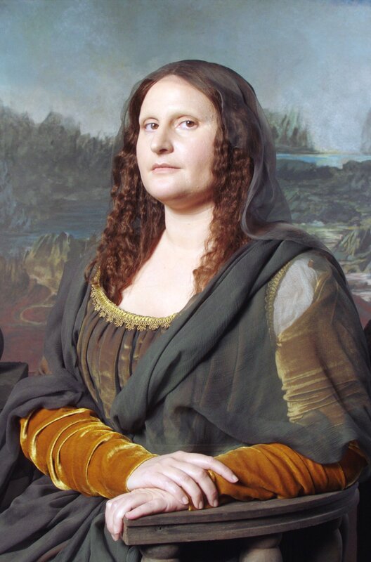 Emmanuel Macron hat eine geniale Idee: Die „Mona Lisa“ soll an die USA verkauft werden, um Frankreich aus dem finanziellen Engpass zu helfen. – Bild: Cocorico Productions