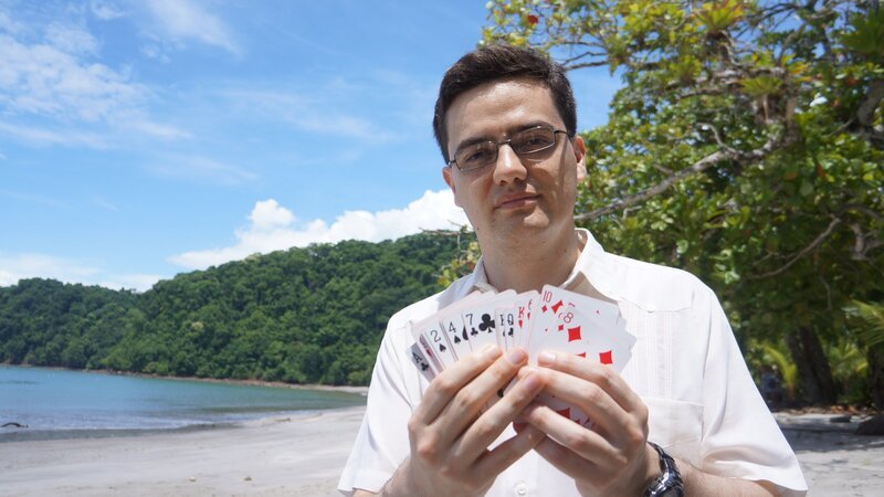 Alejandro Jenkins, Professor an der Fakultät für Physik der Universität von Costa Rica, glaubt, dass unser Universum nur ein Teil eines vielschichtigen, extradimensionalen Raums sein könnte. So wie eine einzelne Spielkarte in einem Kartenspiel. – Bild: ZDF