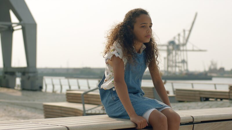 Taara (Josefine Maxima) fühlt sich allein und leidet unter dem Druck in der Schule. – Bild: NDR/​Letterbox