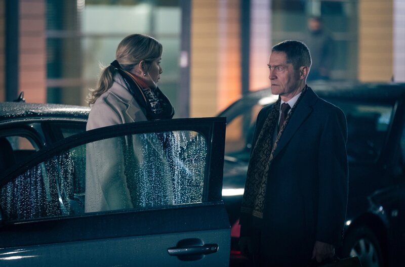 Überraschend taucht Bürgermeisterkandidatin Antonia Meiler (Muriel Baumeister, re.) bei Sarah Marquardt (Alexa Maria Surholt, li.) in der Sachsenklinik auf und bittet diese um Hilfe. – Bild: MDR/​Rudolf Wernicke