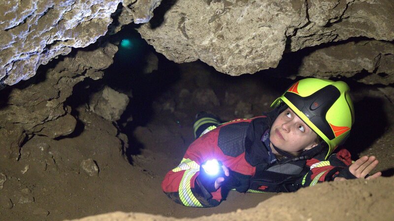 In der Altensteiner Höhle darf Marina die Feuerwehr bei einer Rettungsübung begleiten. – Bild: BR/​megaherz GmbH/​Amelie Cran