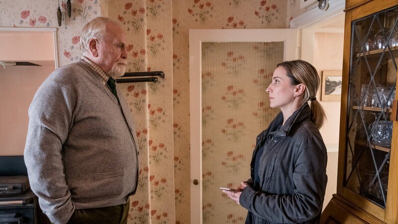 Lisa Armstrong (Morven Christie) möchte Bill Bradwell (James Cosmo) einige Fragen stellen und bittet ihn darum, mit auf das Polizeipräsidium zu kommen. – Bild: ZDF und Ben Blackall