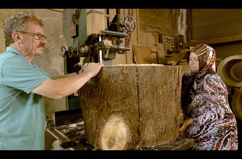 Der traditionelle Karakovan, der aus einem ausgehöhlten Baumstamm besteht und essenziell für den gleichnamigen Honig ist, wird hergestellt. – Bild: Grand Angle Productions