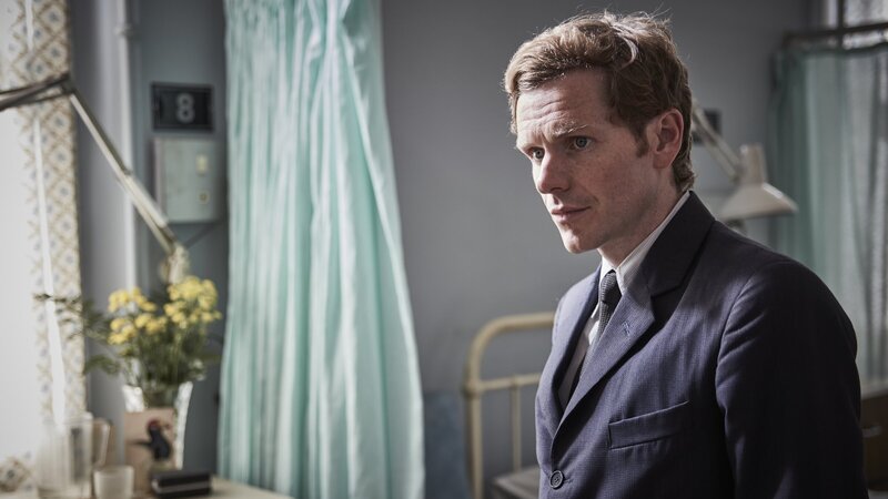 Endeavour Morse (Shaun Evans) ermittelt im Cowley Krankenhaus. Dort sind in letzter Zeit ungewöhnlich viele Patienten zu Tode gekommen. – Bild: ZDF und Jonathan Ford