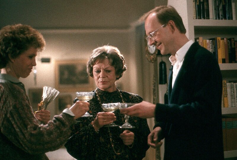 Als Vera Drombusch (Witta Pohl, l.), Oma Drombusch (Grete Wurm, M.) und Siegfried Drombusch (Hans-Peter Korff, r.) beschließen, das verkorkste Weihnachtsfest mit einer stimmungsvollen Neujahrsnacht wieder gutzumachen, erleben sie eine böse Überraschung. – Bild: ZDF und Gyula Trebitsch Prod. GmbH