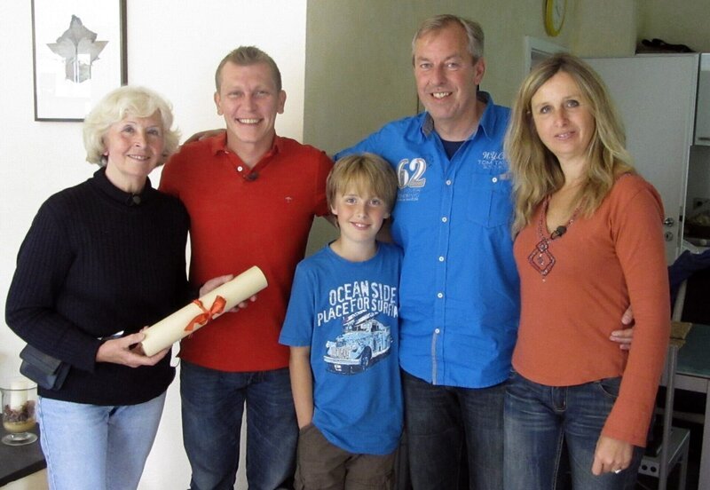 Foto, v.li.: Josi, Trödelexperte Otto Schulte, Max, Willi und Nicole – Bild: RTL II