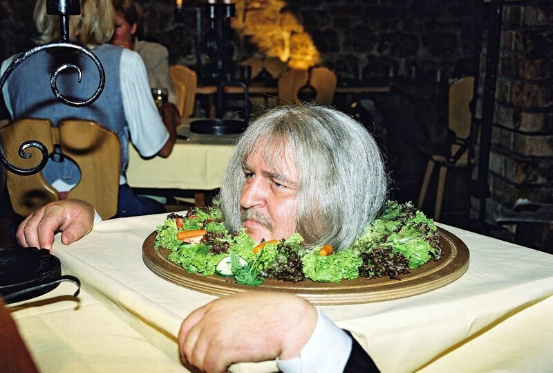 Markus Maria Profitlich wird serviert! – Bild: Thomas Böhme