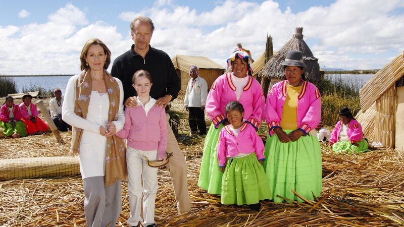 Bei dem Landausflug zum Titicacasee begleitet Anke (Sabine Bach, l.) Martin (Jochen Horst, 2.v.l.) und seine Tochter Laura (Antonia v. Weizsäcker, 3. v. l.). – Bild: ZDF und Dirk Bartling