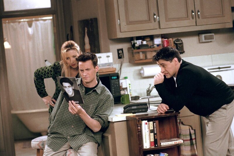 (v.l.n.r.) Phoebe Buffay (Lisa Kudrow); Chandler Bing (Matthew Perry); Joey Trbibbiani (Matt LeBlanc) – Bild: FRIENDS and all related characters and elements are trademarks of and Warner Bros. Entertainment Inc.