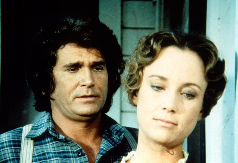 Leslie (Jenny Sullivan, r.) erklärt Charles (Michael Landon, l.), dass sie für ihren Mann nicht mehr existiere … – Bild: Sat.1 Gold