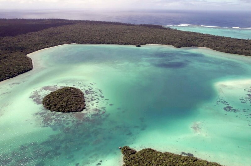 Die Upi-Bucht auf der Ile des Pins: In der Lagune von Neukaledonien kamen vor rund 3.000 Jahren die ersten Siedler an Bord von Pirogen an. – Bild: Alex Badin/​Nicolas Job/​Bonne Pioche Télévision