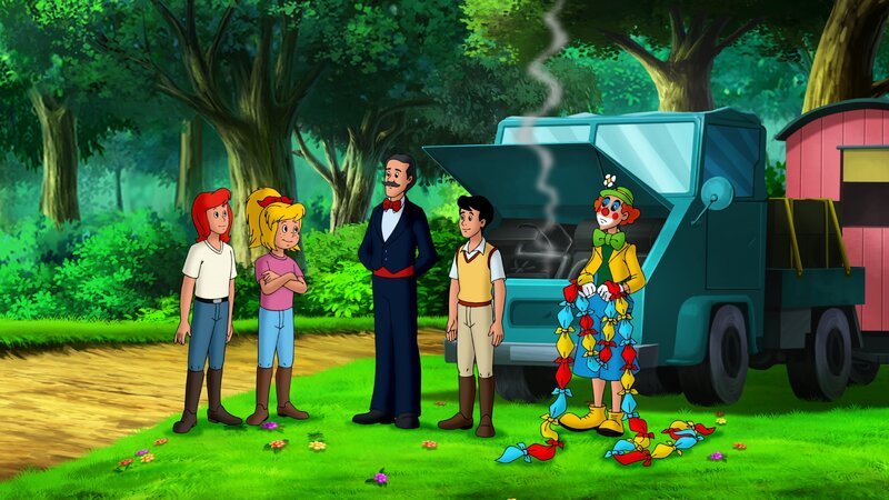 Zirkusdirektor Magnus (M.) ist in Nöten. Der Wagen hat eine Panne und nun stecken sie an der Alten Mühle fest. Tina (l.), Bibi (2.v.l.) und Alex (2.v.r.) schlagen eine Extra-Vorstellung vor. – Bild: ZDF/​Kiddinx – Berlin