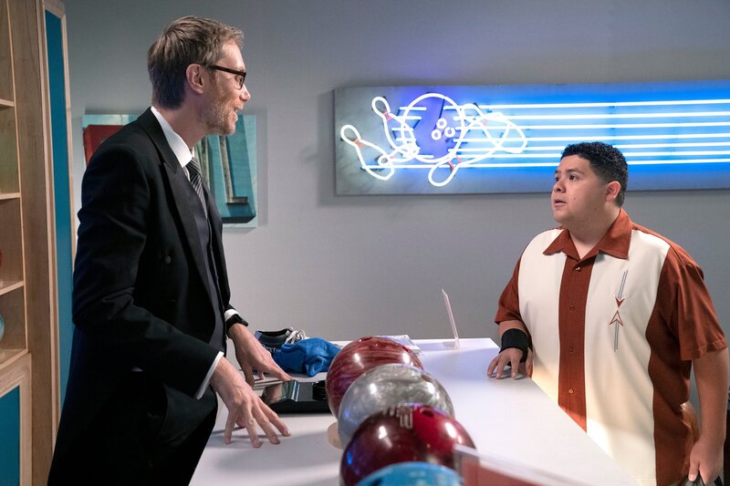 Higgins (Stephen Merchant), Manny Delgado (Rico Rodriguez). – Bild: Gilles Mingasson /​ ABC /​ American Broadcasting Companies, Inc.