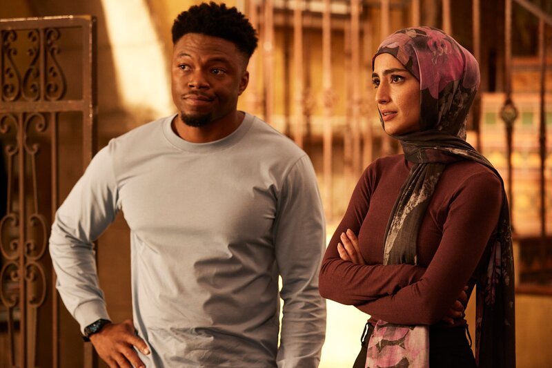 Devin Roundtree (Caleb Castille, l.); Fatima Namazi (Medalion Rahimi, r.). – Bild: CH Media /​ CBS Broadcasting Inc. /​ Sara Mally