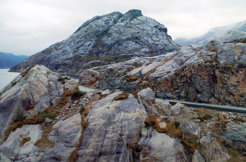 An den Ufern des Lysefjords wird die Landschaft durch ein Gestein geprägt: Gneiss. – Bild: Stéphane Jacques/​Pierre Bégon-Lours/​Bonne Pioche Télévision