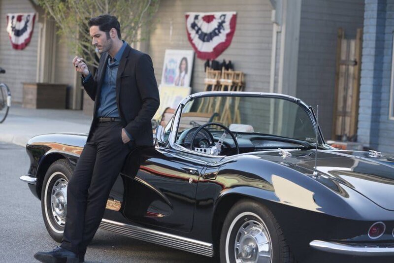 Während Lucifer (Tom Ellis), dass Chloe ihm endlich glaubt, wenn sie sein Blut testet, gefällt es Amenadiel überhaupt nicht, dass das Blut eines Engels in den Händen des LAPD ist … – Bild: warner