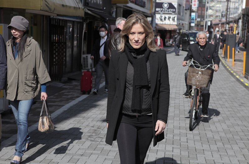 Tänzerin Sylvia Camarda trifft in „Move!“ auf Tänzerinnen und Tänzer, die etwas bewegen. – Bild: Yann Tonar