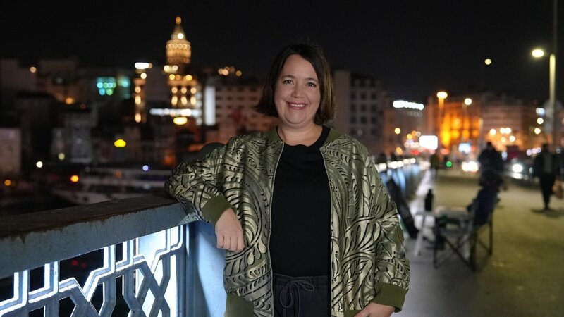 Istanbul ist laut, chaotisch, und viel zu klein für seine knapp 20 Millionen Bewohner. ZDF-Korrespondentin Phoebe Gaa nimmt die Zuschauenden mit in die Dämmerung des Abends und endet früh morgens, wenn die meisten Menschen ausgeschlafen zur Arbeit gehen. – Bild: ZDF