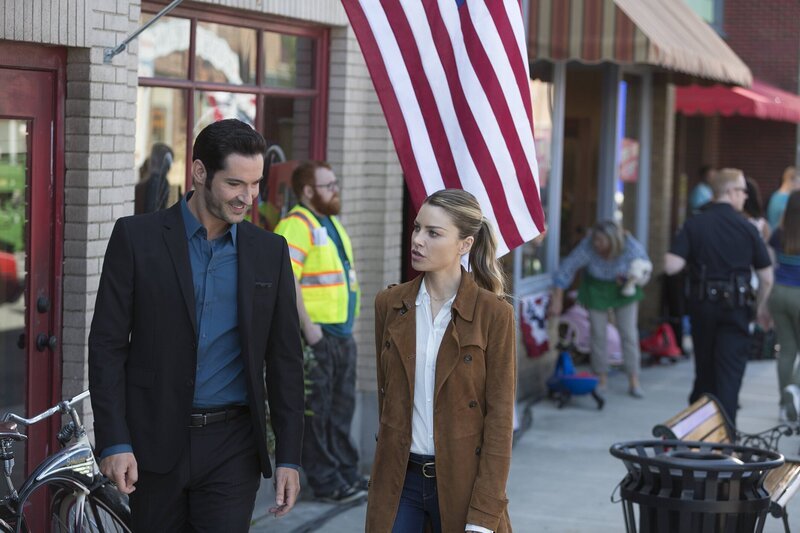 Der Mord an einem Lichtdouble beschäftigt Lucifer (Tom Ellis, l.) und Chloe (Lauren German, r.) … – Bild: Warner Bros