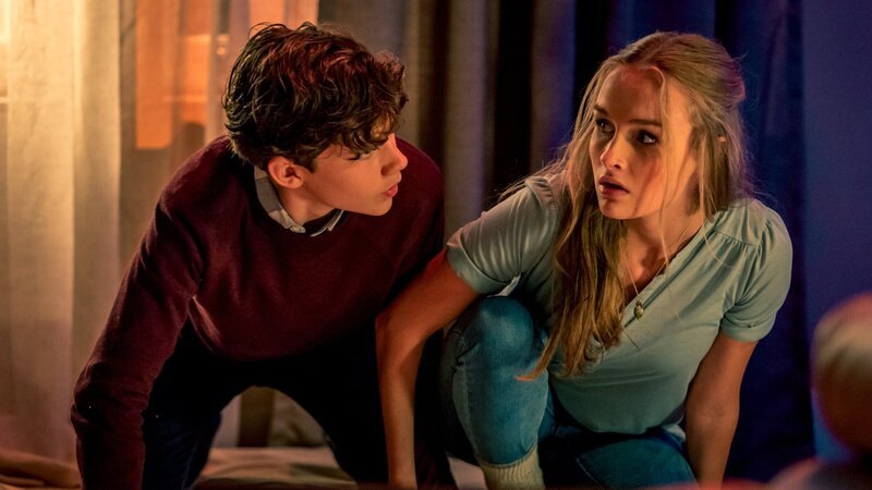Als ein Fremder versucht, ins Haus zu gelangen, wird die Bedrohung für Ashley (Olivia DeJonge) und Luke (Levi Miller) greifbar. Doch das wahre Grauen nimmt erst seinen Anfang. – Bild: ZDF und Sean O’Reilly