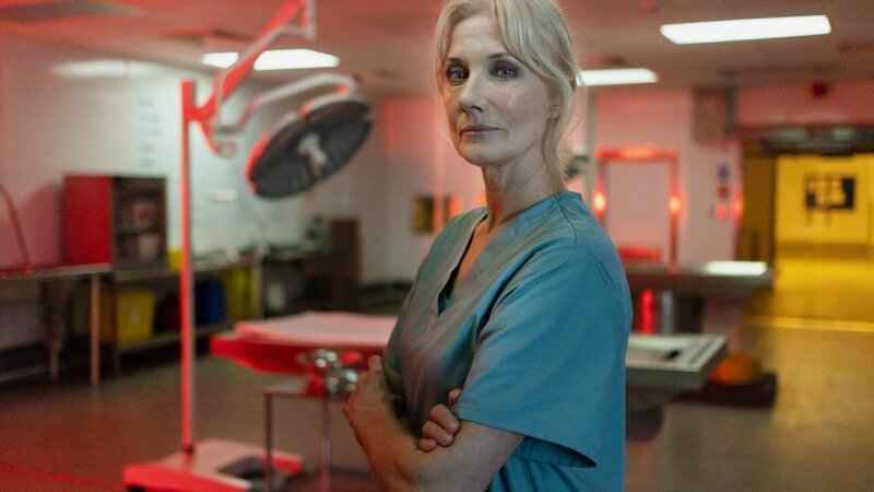 Gerichtsmedizinerin Jackie (Joely Richardson) hat die Leiche einer jungen Frau untersucht, die ihrer Diagnose nach Suizid beging. – Bild: ZDF und ANTHONY ELLISON Gerichtsmedizinerin Jackie (Joely Richardson) hat die Leiche einer jungen Frau untersucht, die ihrer Diagnose nach Suizid beging. – Bild: ZDF und ANTHONY ELLISON
