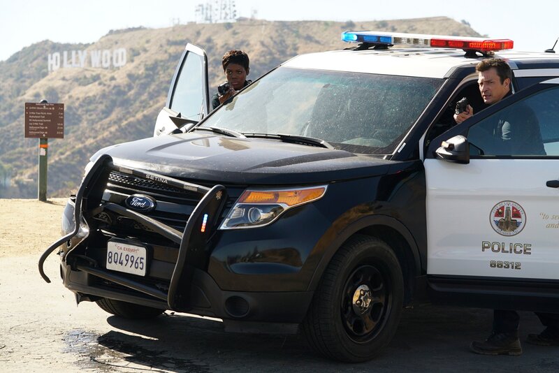 John Nolan (Nathan Fillion) begleitet seine Ausbilderin Talia Bishop (Afton Williamson) zu einem Einsatz. – Bild: Eric McCandless /​ ZDF