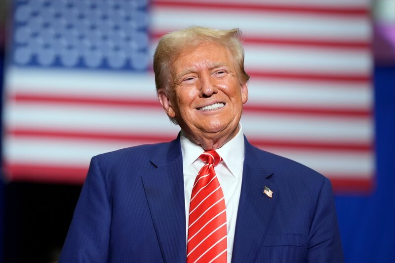 Rückkehr an die Macht: Donald J. Trump hat zum zweiten Mal den Chefsessel im Weißen Haus erobert. Er ist der 45. und 47. Präsident der Vereinigten Staaten von Amerika. – Bild: ZDF und Brandon, Alex