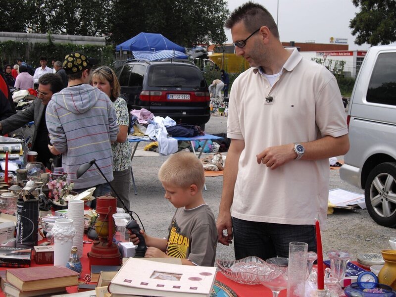 Trödelexperte Dete und der kleine Paul auf dem Flohmarkt. – Bild: RTL II