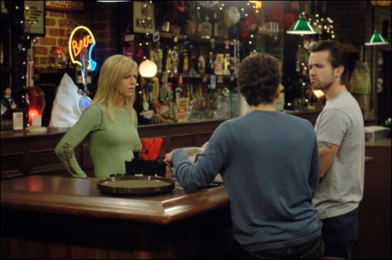 Dee (Kaitlin Olson, l.), Dennis (Glenn Howerton, M.) und Mac (Rob McElhenney, r.) wollen unbedingt bei den jährlichen Testspielen der Philadelphia Eagles teilnehmen … – Bild: Fox