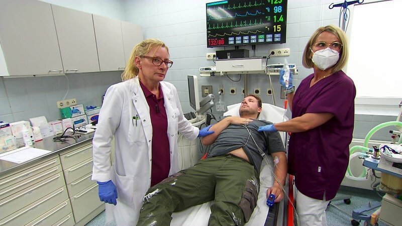 Ein scheinbar betrunkener Mann wird verletzt in die Klinik gebracht. – Bild: RTLZWEI