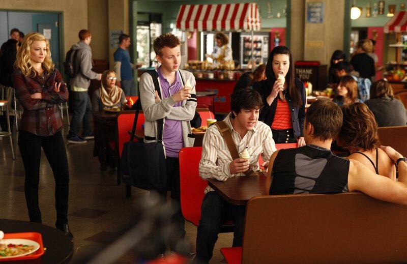 Britta (Gillian Jacobs, l.) und Jeff (Joel McHale, 2.v.r.) müssen sich mit Kelly (Jillian Rose Reed, 3.v.r.), Scott (Dean Collins, 2.v.l.) und Mark (Jared Kusnitz, 3.v.l.), drei vorlauten Highschool-Schülern herumschlagen, deren kindisches Verhalten sie auf die Palme bringt. Doch Jeff hat einen Plan, als er Marks Mutter (Lisa Rinna, r.) kennenlernt … – Bild: CPT Holdings, Inc. All Rights Reserved. Lizenzbild frei