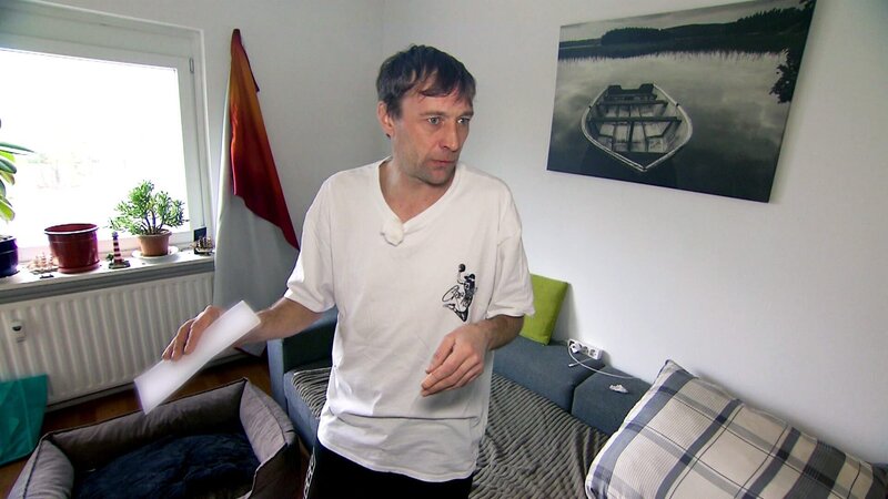 Stephans (44) Leben in Bremen steht währenddessen kurz vor dem Umbruch. Der Langzeitarbeitslose hat seine Wohnung gekündigt und möchte ausgerechnet zurück nach Bremerhaven. – Bild: RTLZWEI
