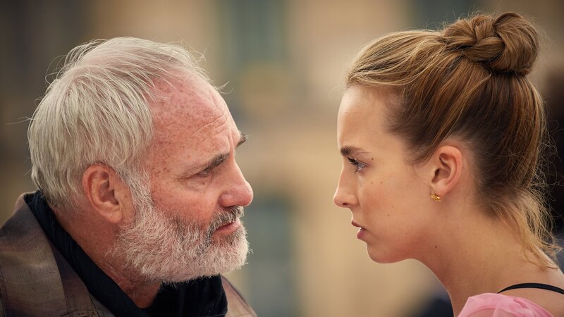 Villanelle (Jodie Comer) muss sich schlechte Nachrichten von ihrem Kontaktmann Konstantin (Kim Bodnia) anhören. Nach ihrem letzten Auftrag haben ihre Arbeitgeber Zweifel an Villanelles psychischer Verfassung. Bis das nicht geklärt ist, bekommt sie keine weiteren Aufträge. – Bild: ZDF und Robert Viglasky