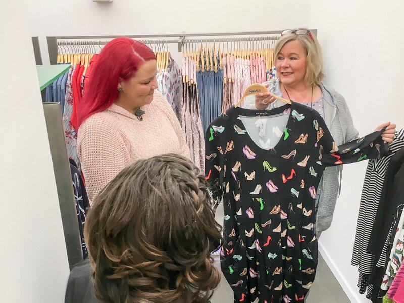 Wird Marina (l.) sich für dieses bunte Kleid entscheiden? – Bild: RTL Living