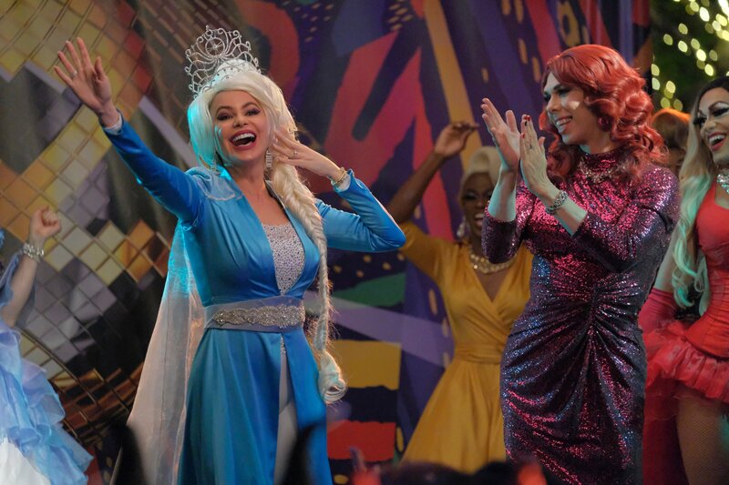 v.li.: Gloria Delgado-Pritchett (Sofía Vergara), Drag Queen (Kelly Mantle) – Bild: Tony Rivetti /​ ABC /​ American Broadcasting Companies, Inc.