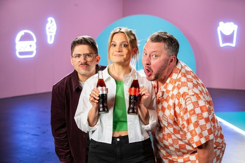Die Besseresser decken auf: Der Konzern setzt weiterhin auf die Zuckersucht und seine klassische Cola. Die Cola-Alternativen sollen vor allem das Kernprodukt vor gesetzlichen Regulierungen schützen. – Bild: ZDF und David Biene
