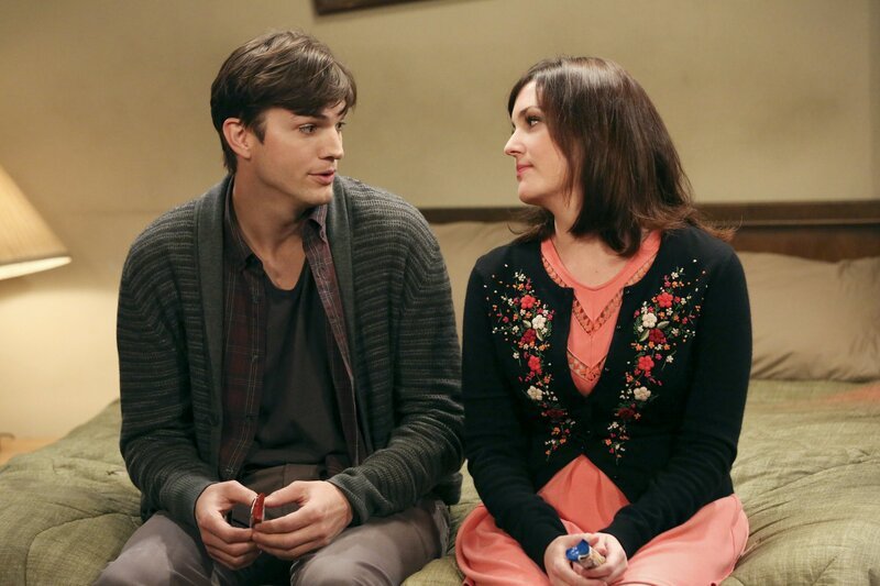 Alan und Lyndseys Affäre bringt Walden (Ashton Kutcher, l.) in so große Gefahr, dass ihm keine andere Wahl bleibt, als Roses (Melanie Lynskey, r.) Hilfe anzunehmen … – Bild: Warner Bros. Television Lizenzbild frei