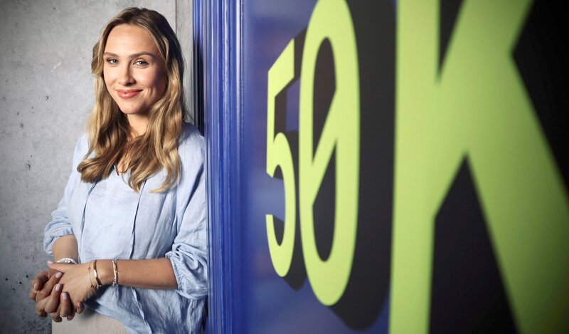 Naïma Kunze, Host des Finanzformats „50k“ – Bild: HR/​Jan Velten