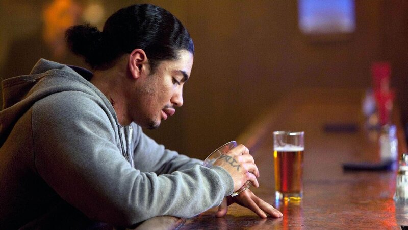 Raul Campos (Rick Gonzalez) hat den Kampf im Fight Club gegen seinen peruanischen Gegner gewonnen. Anschließend feiert er den Sieg mit ein paar Drinks. Doch als er nach Hause fahren möchte, wird er plötzlich auf dem Parkplatz bedroht. – Bild: TVNOW /​ FOX