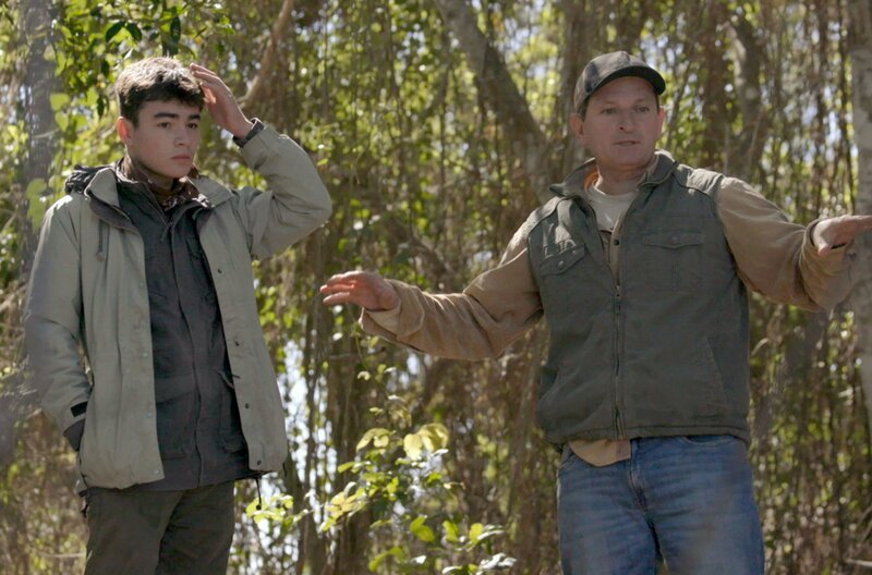 Jaguar-Experte Leandro und sein Sohn Tiago suchen im Pantanal nach geeigneten Stellen für Jaguarfallen, um wilde Jaguare mit GPS-Bändern zu versehen und so mehr über deren Lebensweise zu erfahren. – Bild: Gebrueder Beetz/​Grifa Filme