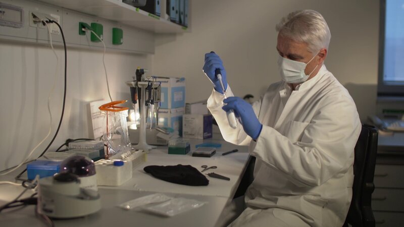 Dr. Harald Schneider schafft es, ein neues DNA-Verfahren zu entwickeln. – Bild: ZDF und Björn Schneider