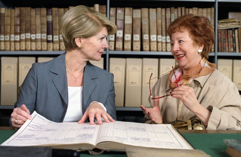 Ann Miller und Julia fangen mit der Recherche an (v.li.: Christiane Hörbiger, Bibiana Zeller). – Bild: ORF III