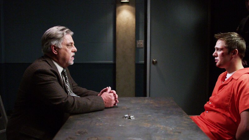 Korsak (Bruce McGill, l.) kämpft mit privaten Problemen: Sein Adoptivsohn Josh (Matthew Fahey) hat auf einen Polizisten geschossen, der nun um sein Leben ringt. – Bild: RTL