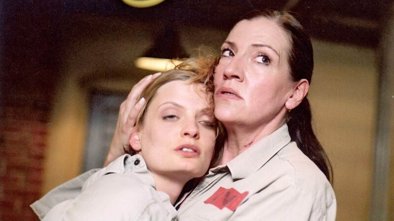 Walter (Katy Karrenbauer, re.) hat Manu (Constanze Priester) in letzter Sekunde vor dem Tod am Galgen bewahrt. – Bild: TVNOW /​ Stephanie Kulbach