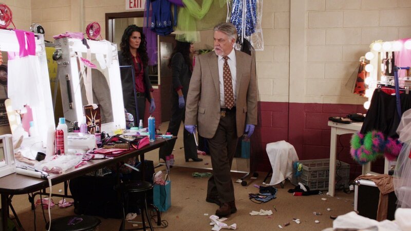 Jane Rizzoli (Angie Harmon) und Korsak (Bruce McGill) untersuchen den Tatort im Sapphire Dance Studio. – Bild: RTL /​ Tanz in den Tod