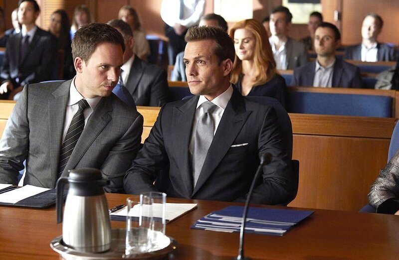 SUITS -- „Donna“ Episode 710 -- Pictured: (l-r) Patrick J. Adams as Michael Ross, Gabriel Macht as Harvey Specter – Bild: PLURIMEDIA (USA Network Media, LLC)